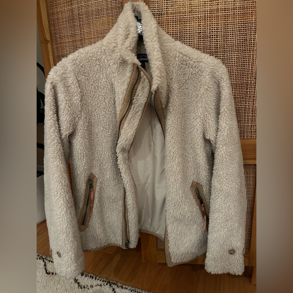 Patagonia fuzzy coat size S in Bone